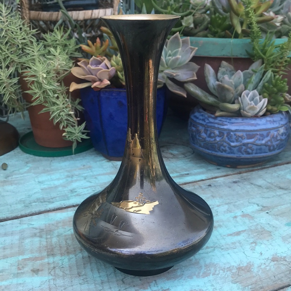 Beautiful scenery engraved metallic vase - Picture 4 of 10